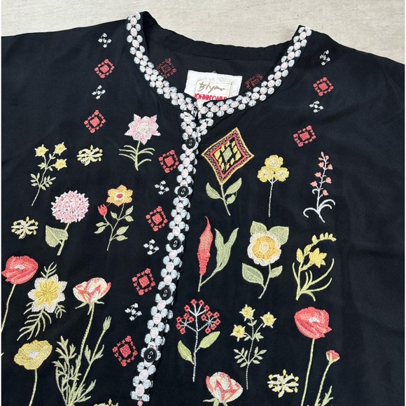 Biya Johnny Was 100% Silk Embroidered Short Sleeve Top Size L - Picture 4 of 8